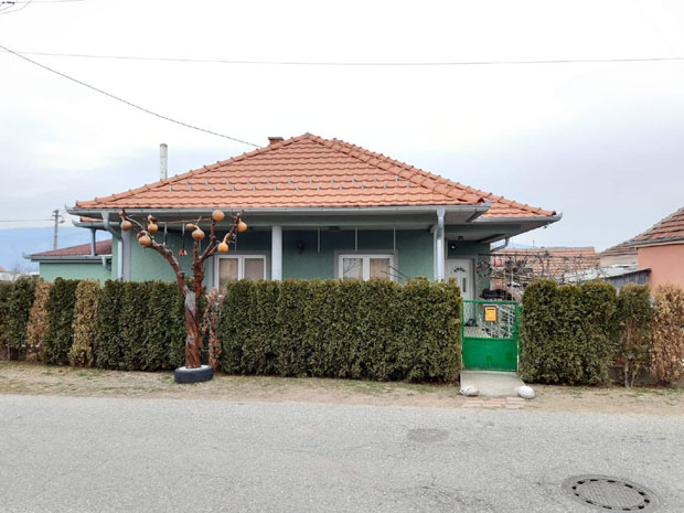 Сама сам крива што се то догодило, изазвала сам га да ме нападне: Супруг је ранио ножем, срећом промашио срце, а она га брани!